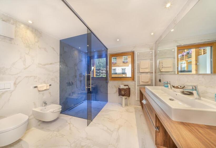 Comfort room with balcony, Welponer