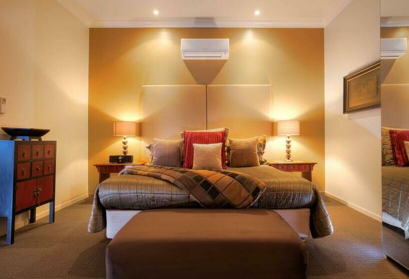 패밀리 스튜디오, 53 On Victoria