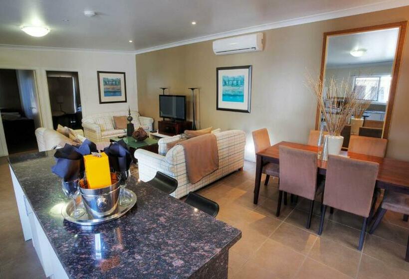 침실 3개 아파트, 53 On Victoria