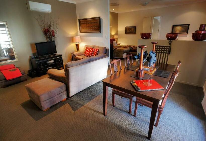 패밀리 스튜디오, 53 On Victoria