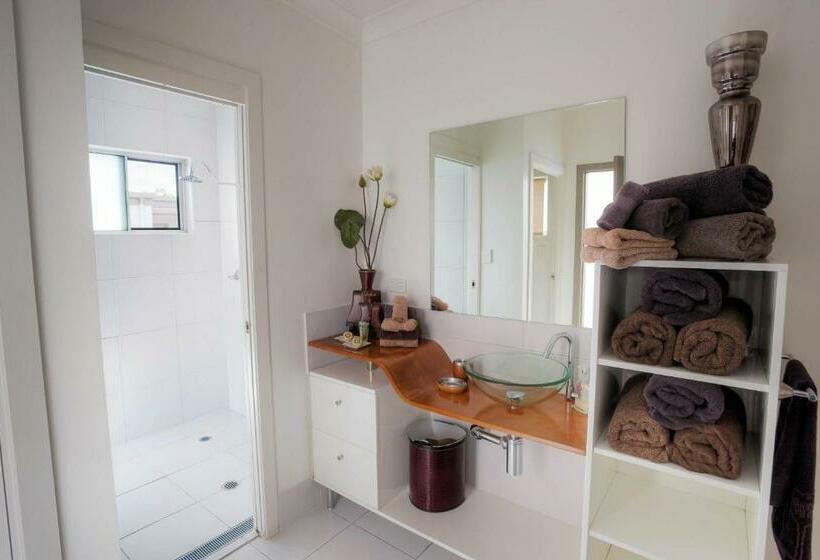 침실 3개 아파트, 53 On Victoria