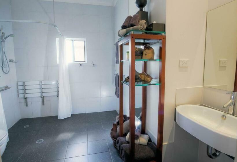 스탠다드 스튜디오, 53 On Victoria