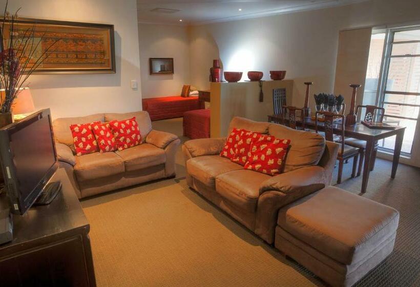 패밀리 스튜디오, 53 On Victoria