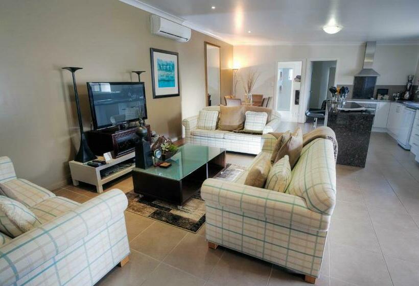 침실 3개 아파트, 53 On Victoria