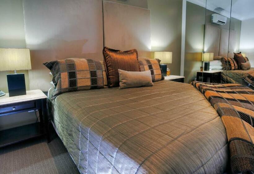 침실 3개 아파트, 53 On Victoria