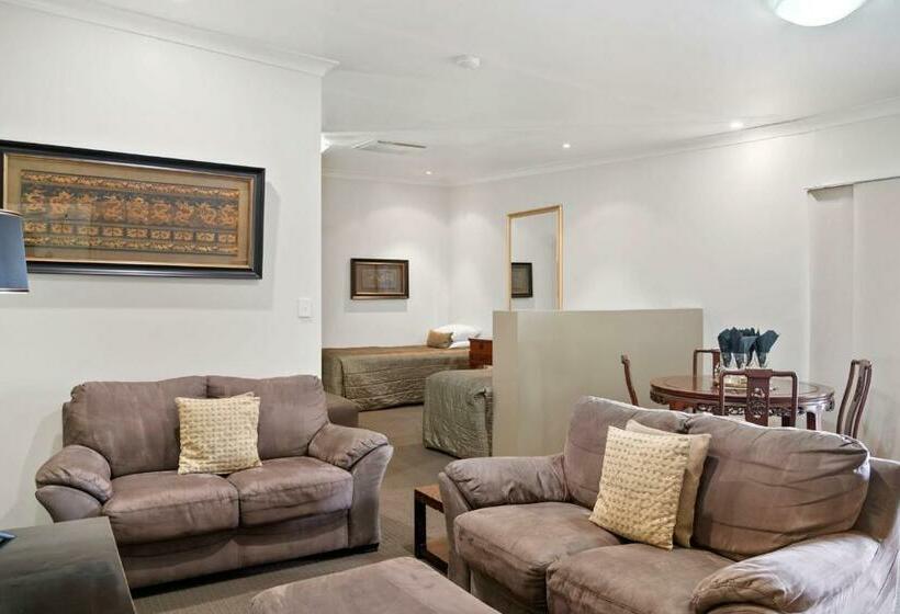 패밀리 스튜디오, 53 On Victoria