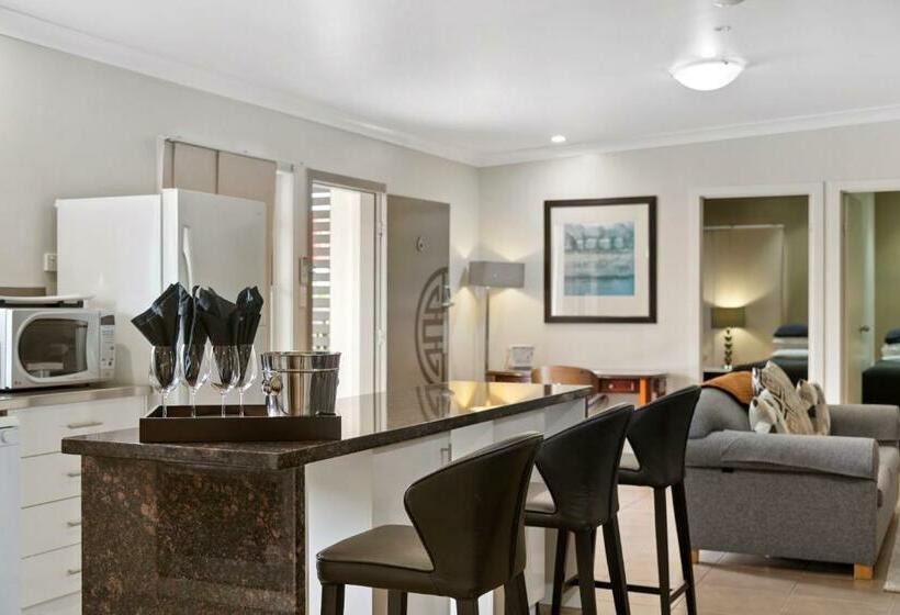 침실 3개 아파트, 53 On Victoria