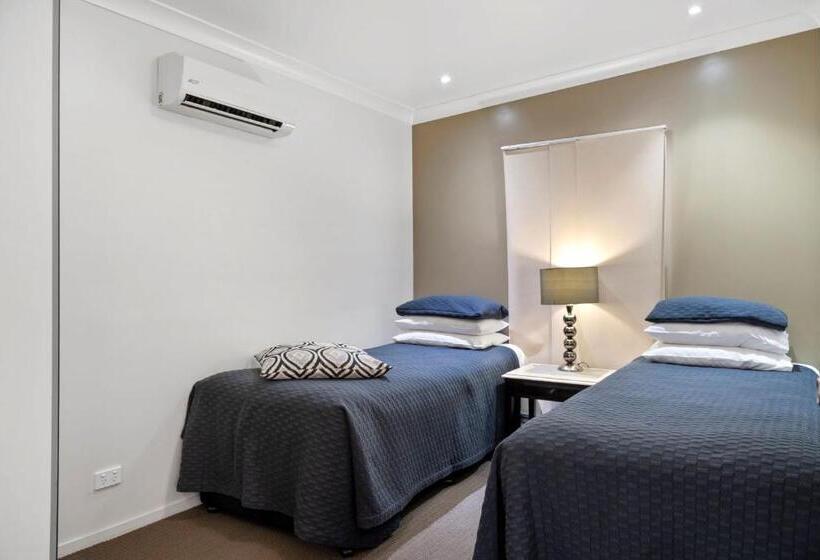 침실 3개 아파트, 53 On Victoria