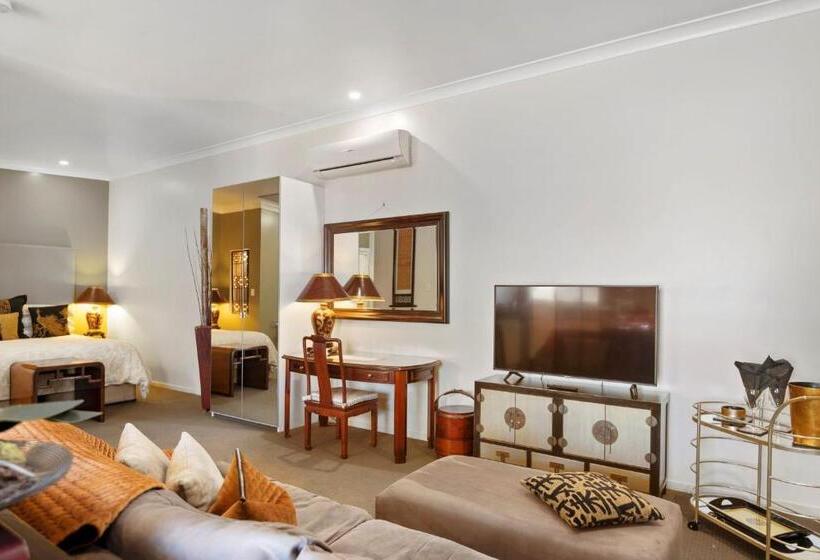 이그제큐티브 스튜디오, 53 On Victoria