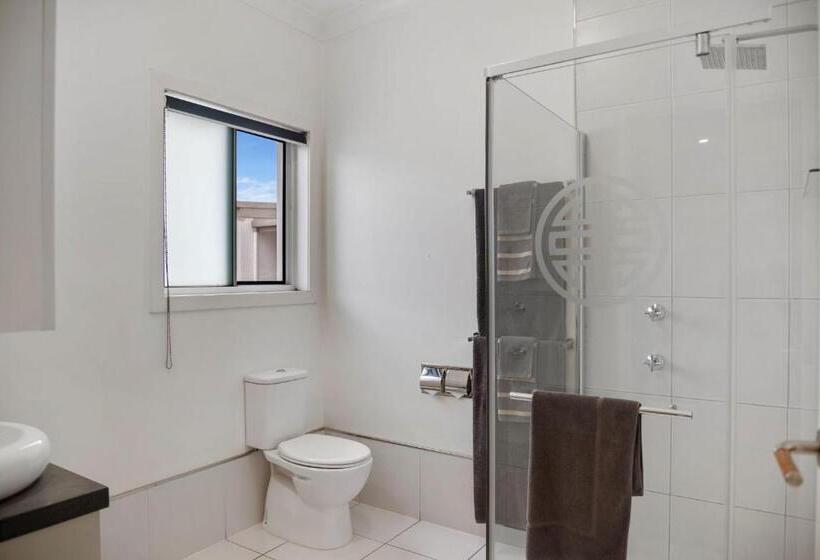 스탠다드 스튜디오, 53 On Victoria