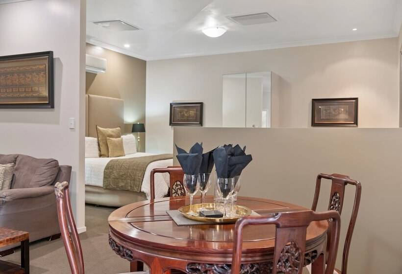 패밀리 스튜디오, 53 On Victoria