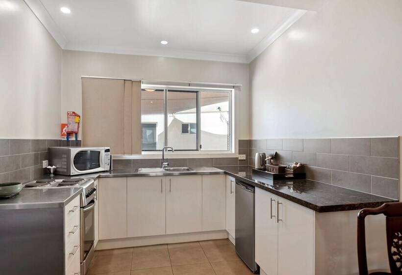 이그제큐티브 스튜디오, 53 On Victoria