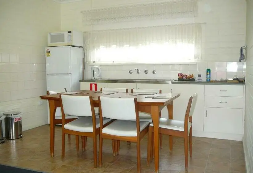 Perhehuone, Oval Motel Murray Bridge