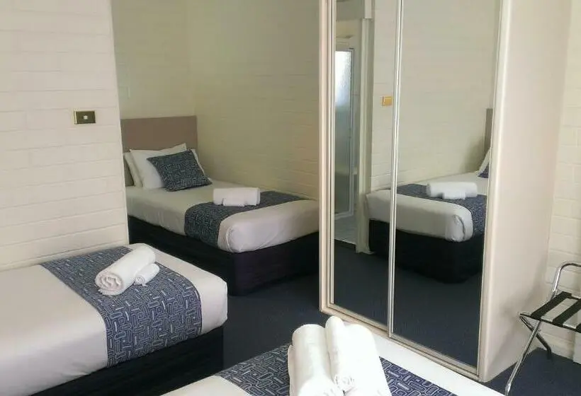 Perhehuone, Oval Motel Murray Bridge