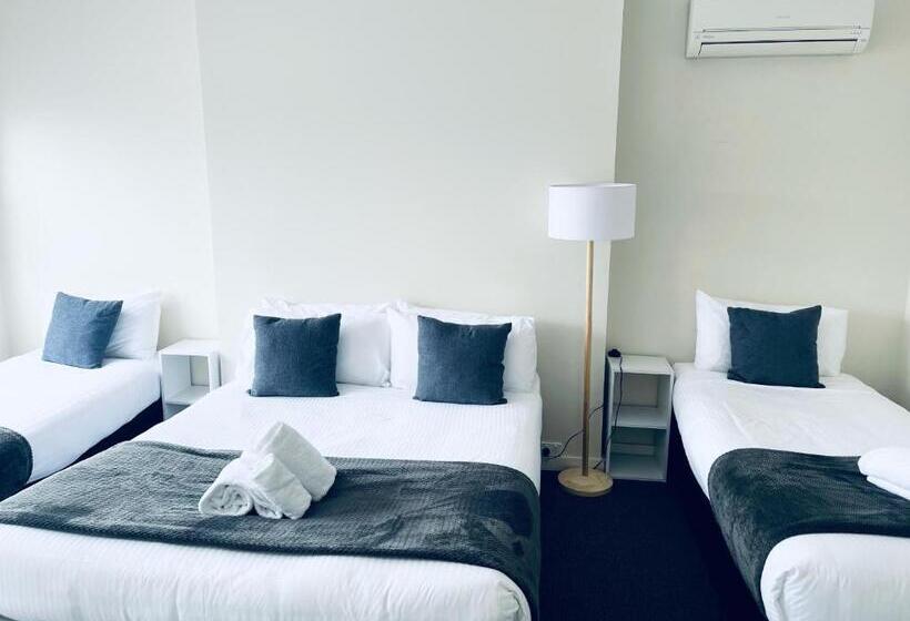 דירת שני חדרים, The Astor Hotel Motel