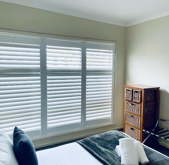 דירת שני חדרים, The Astor Hotel Motel