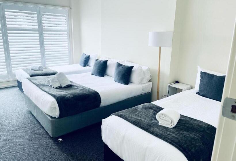 דירת שני חדרים, The Astor Hotel Motel