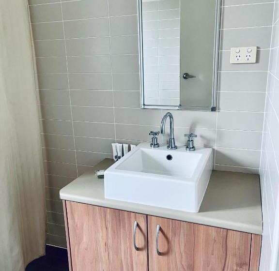 דירת שני חדרים, The Astor Hotel Motel