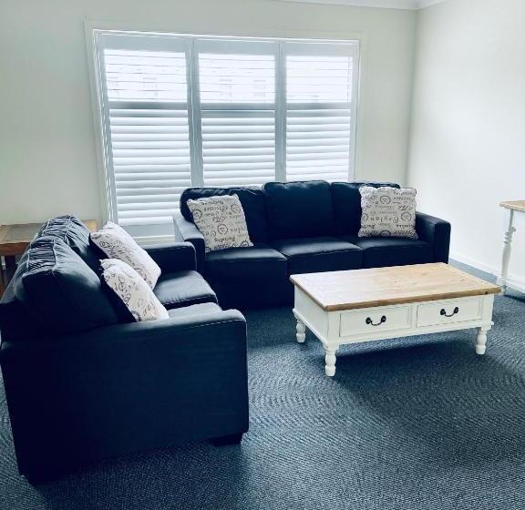 דירת שני חדרים, The Astor Hotel Motel