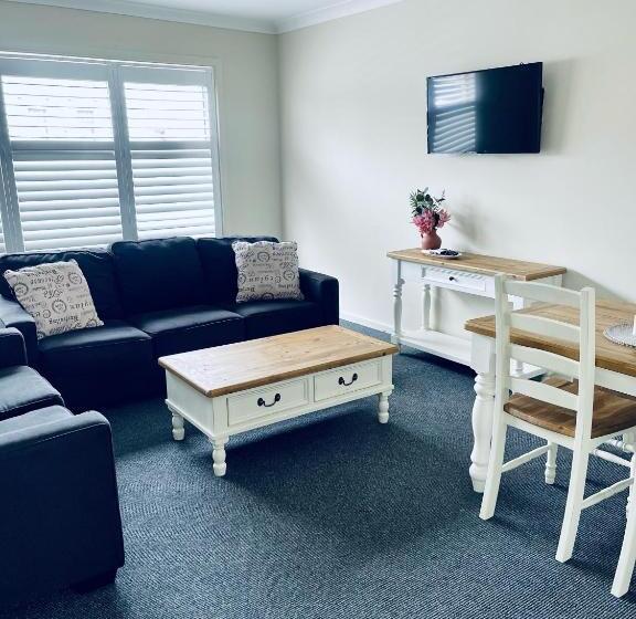 דירת שני חדרים, The Astor Hotel Motel