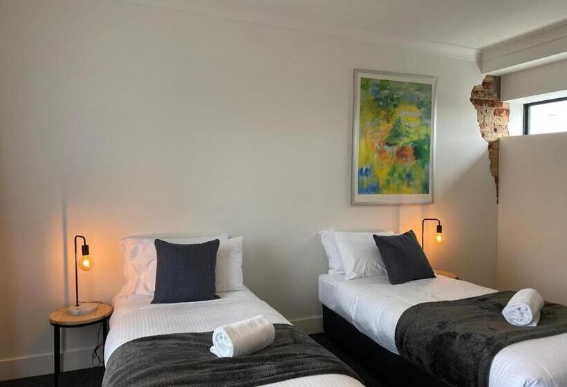 חדר פרמיום לשלושה, The Astor Hotel Motel