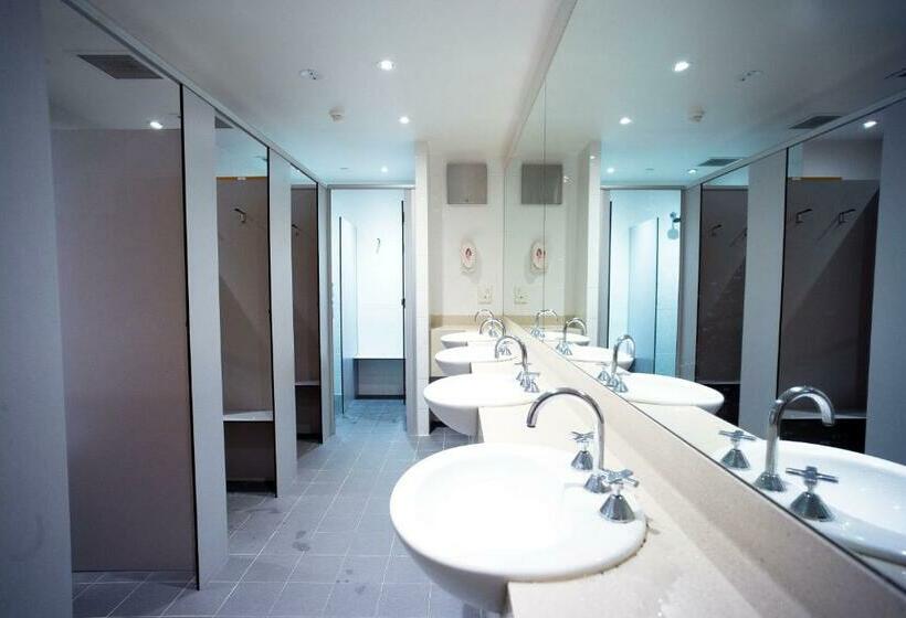 共用房间的床, The Village Canberra