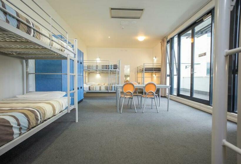 共用房间的床, The Village Canberra