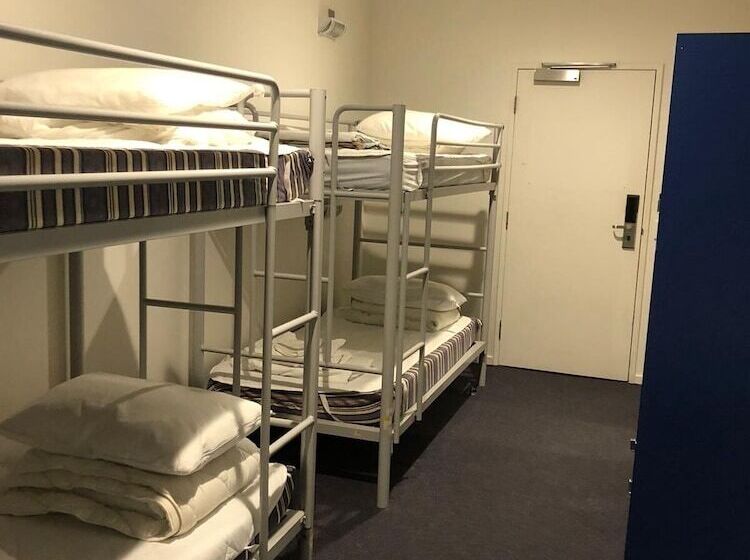 共用房间的床, The Village Canberra