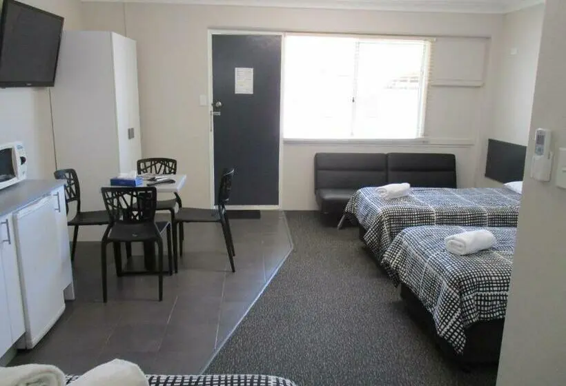 اتاق خانوادگی, Wynnum Anchor Motel