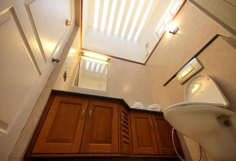 Quarto Deluxe, Akkandi Veedu Fairy Falls By Xacro