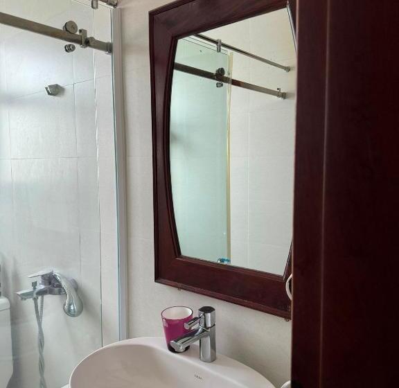 اتاق سوپریور, Hoàng Khiêm