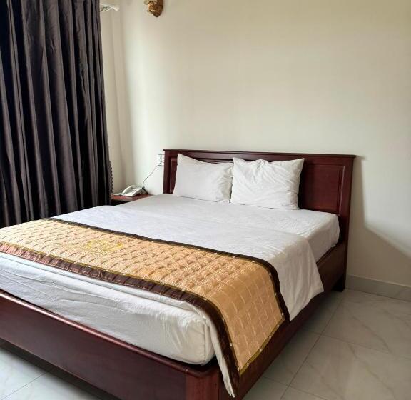 اتاق لوکس, Hoàng Khiêm