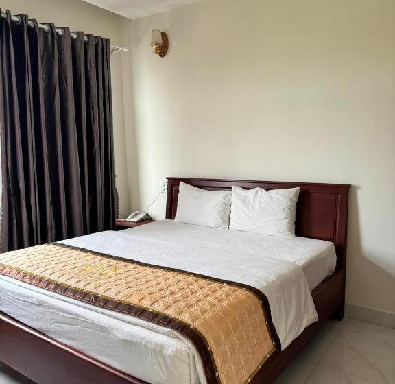 اتاق لوکس, Hoàng Khiêm