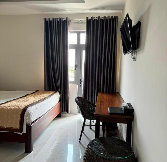 اتاق لوکس, Hoàng Khiêm