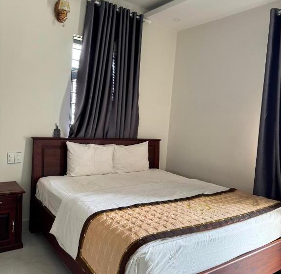 اتاق لوکس, Hoàng Khiêm