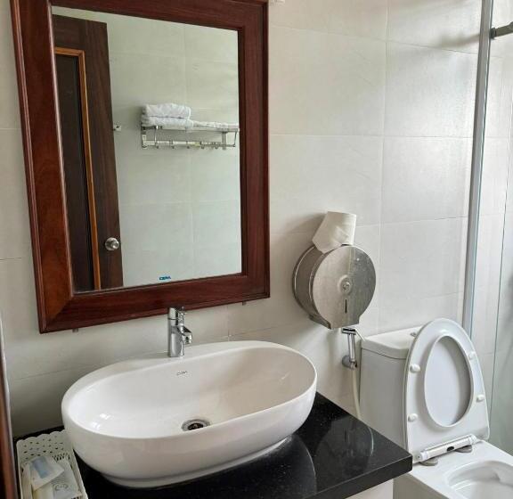 اتاق لوکس, Hoàng Khiêm