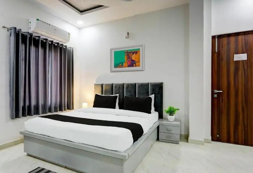 Classic Kolmen Hengen Huone, Oyo Flagship The Ashoka Hotel Restaurant And Banquet
