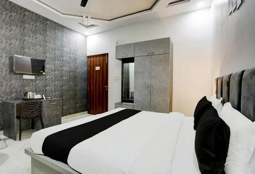 Classic Kolmen Hengen Huone, Oyo Flagship The Ashoka Hotel Restaurant And Banquet