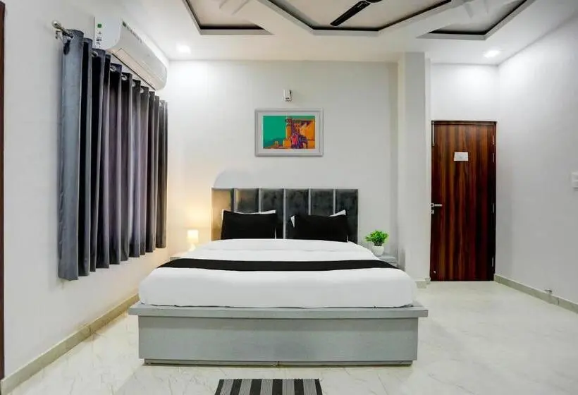 Classic Kolmen Hengen Huone, Oyo Flagship The Ashoka Hotel Restaurant And Banquet