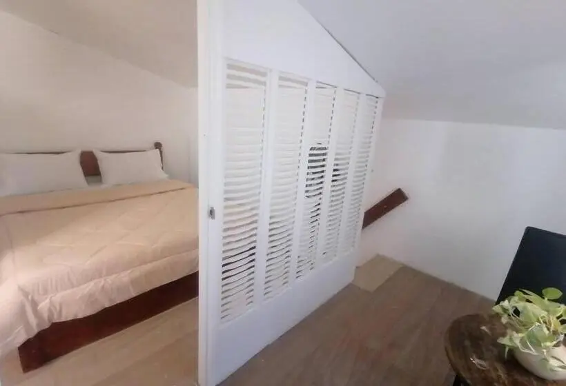 Perhehuone, Grin Mcfly International Beachfront Guest House
