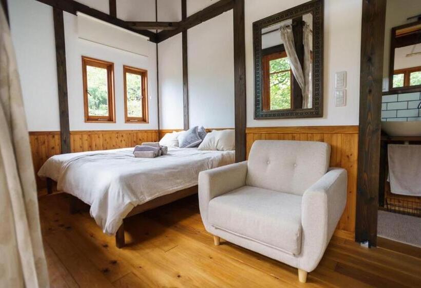 חדר משפחתי, Wood Be Good Inn