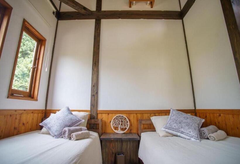 חדר משפחתי, Wood Be Good Inn