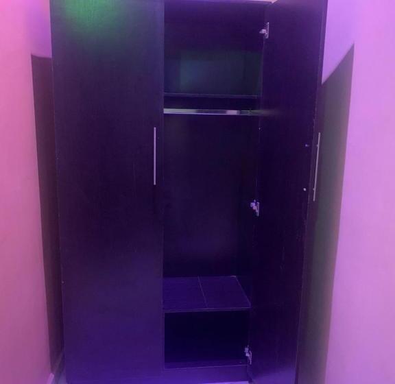 اتاق لوکس, Vicaries Royal