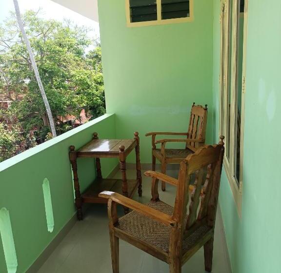 Quarto Estandar, Cosmic Holiday Inn