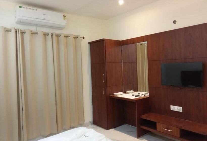 اتاق لوکس چهار تخته, The Amur Falcon Inn & Resorts