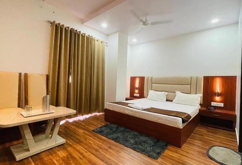 חדר דלוקס, The Sheela Palace