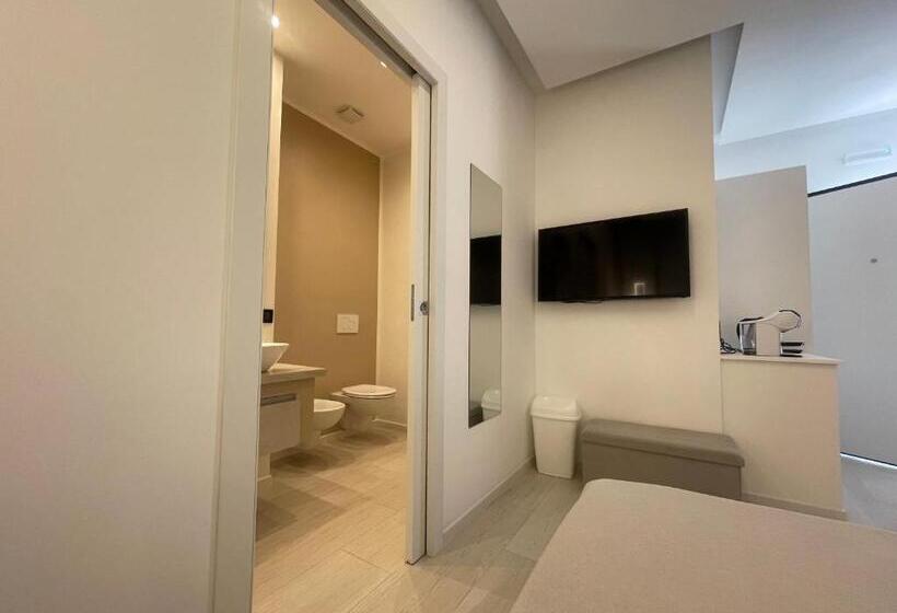 标准间, Magenta Rooms