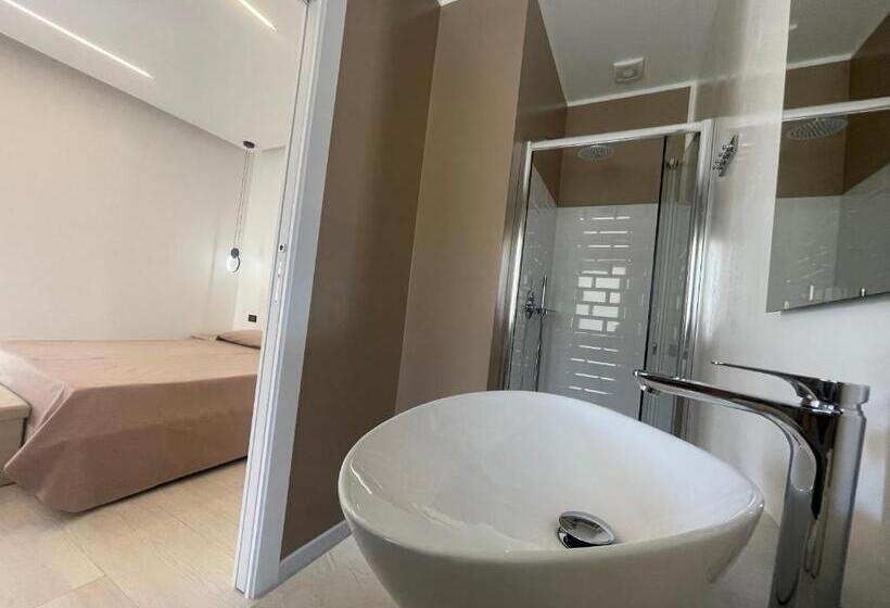 标准间, Magenta Rooms