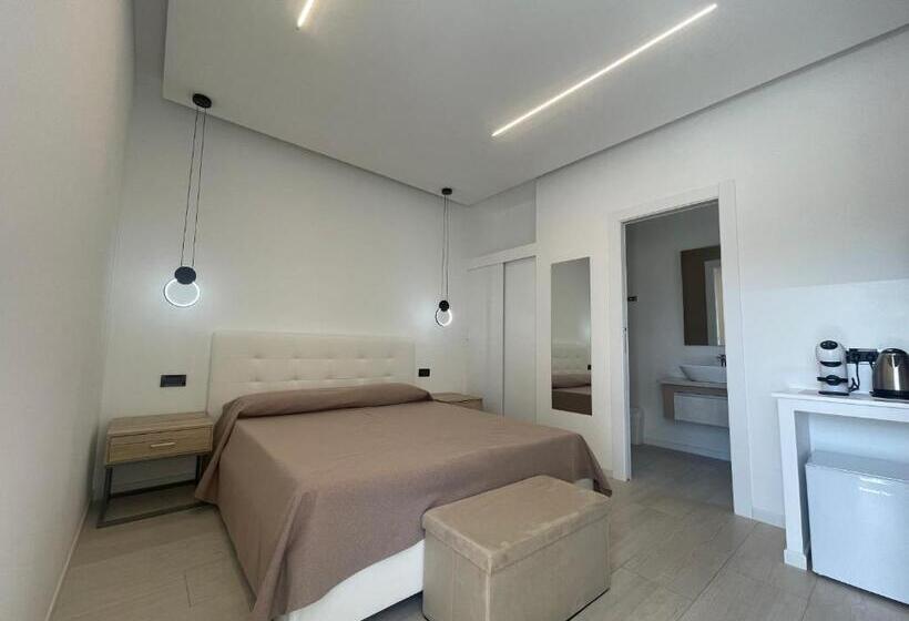 标准间, Magenta Rooms