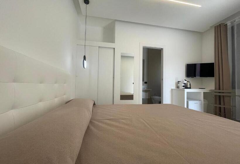 标准间, Magenta Rooms